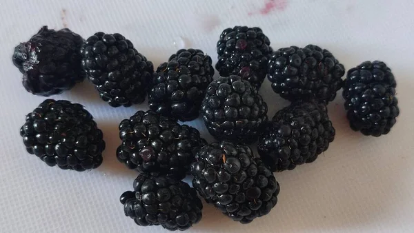 Schwarze Frische Brombeeren Früchte Auf Weißem Hintergrund Hochwertiges Foto — Stockfoto