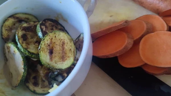 Gegrillte Zucchini Runde Stücke Und Süßkartoffelstäbchen Auf Teller Frash Hochwertiges — Stockfoto