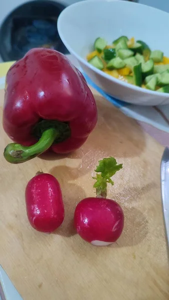 Сладкий Красный Перец Редис Кухонной Доске Пищевые Овощи Фото Высокое — стоковое фото
