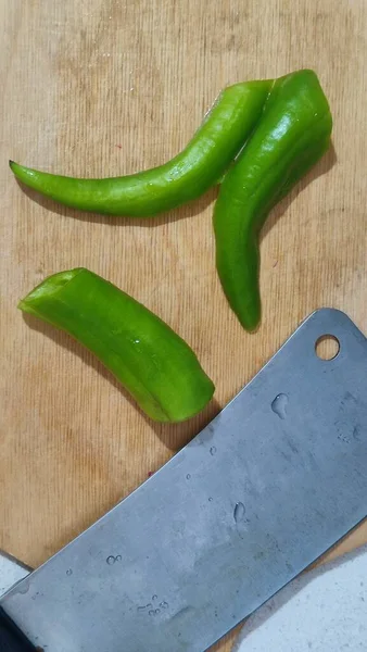 Mutfak Tahtasına Yeşil Taze Biber Sebze Kesmek Için Balta Yiyecek — Stok fotoğraf