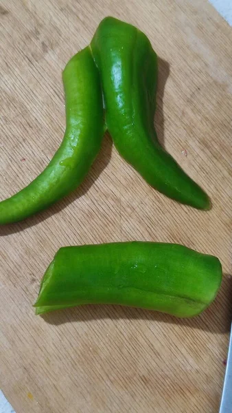 Groene Verse Paprika Een Keukenbord Een Bijl Voor Het Snijden — Stockfoto