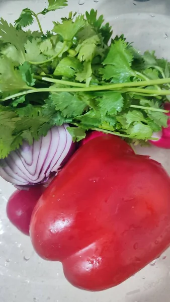 Cebola Vermelha Pimenta Doce Folhas Salsa Verde Legumes Comida Mesa — Fotografia de Stock