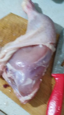 Taze yemek, mutfak tahtasında tavuk budu, yemek bıçağı. Yüksek kalite fotoğraf