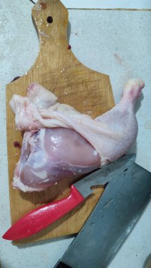 Taze yemek, mutfak tahtasında tavuk budu, yemek bıçağı. Yüksek kalite fotoğraf