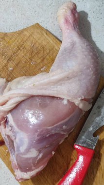 Taze yemek, mutfak tahtasında tavuk budu, yemek bıçağı. Yüksek kalite fotoğraf