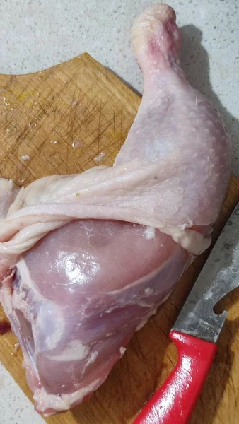 Taze yemek, mutfak tahtasında tavuk budu, yemek bıçağı. Yüksek kalite fotoğraf