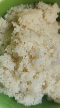 Kaşık ve ev yapımı yemek ile birlikte yeşil bir tabakta kuskus lapası. Yüksek kalite fotoğraf