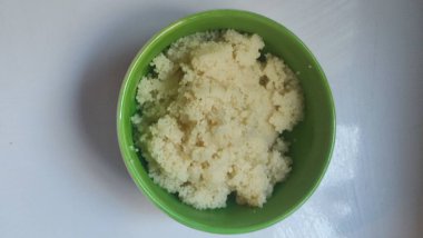 Kaşık ve ev yapımı yemek ile birlikte yeşil bir tabakta kuskus lapası. Yüksek kalite fotoğraf