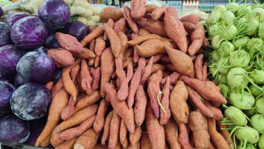 tatlı patates ve taze lahana, markette sebzeler. Yüksek kalite fotoğraf