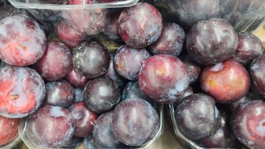 Taze mavi yuvarlak erik meyvesi yaz yemeği. Yüksek kalite fotoğraf