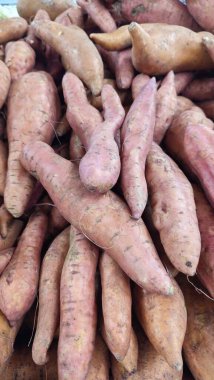  Tatlı patatesler, sebzeler gıda ürünleri dükkanında. Yüksek kalite fotoğraf