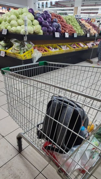 Süpermarkette sebze bölümü, metal tüketicisi tramvayı, market eşyaları. Yüksek kalite fotoğraf