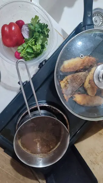 Κόκκινη Πιπεριά Τηγανητό Ψάρι Και Σούπα Σπιτικό Φαγητό Υψηλής Ποιότητας — Φωτογραφία Αρχείου