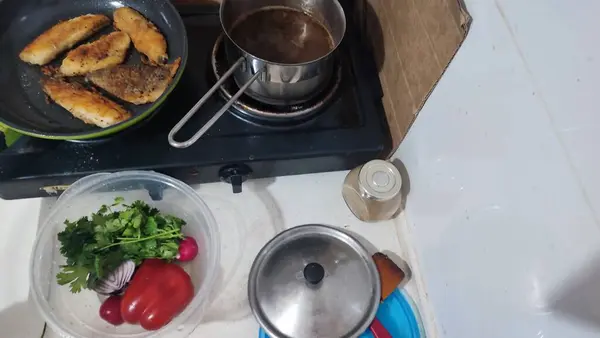 赤いベルペッパー 揚げた魚とスープ 自家製の料理 高品質の写真 — ストック写真