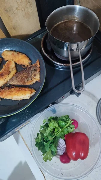 Kırmızı Biber Kızarmış Balık Çorba Yapımı Yemek Pişirme Yüksek Kalite — Stok fotoğraf