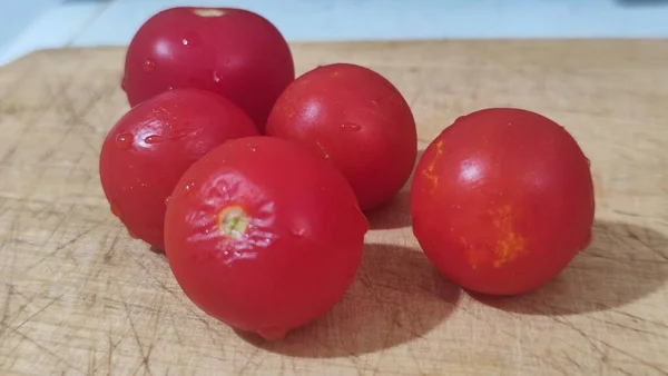 Frische Rote Kirschtomaten Auf Dem Küchentisch Gemüse Essen Hochwertiges Foto — Stockfoto