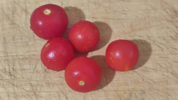 Frische Rote Kirschtomaten Auf Dem Küchentisch Gemüse Essen Hochwertiges Foto — Stockfoto