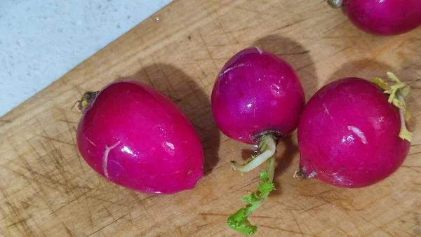 Frischer Rosafarbener Rettich Auf Hölzernem Küchentisch Gemüseprodukte Hochwertiges Foto — Stockfoto