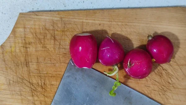 Frischer Rosafarbener Rettich Auf Hölzernem Küchentisch Gemüseprodukte Hochwertiges Foto — Stockfoto