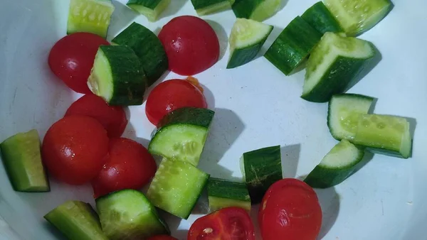 Φρέσκο Ροζ Ραπανάκι Ξύλινο Πίνακα Κουζίνας Πράσινα Προϊόντα Λαχανικών Αγγούρι — Φωτογραφία Αρχείου