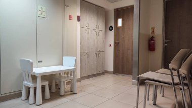 26 Temmuz 2023 Bira Şeva İsrail, klinik koridoru, çocuk masası, sandalyeler, kapı. Yüksek kalite fotoğraf