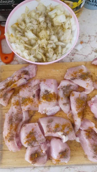 Ωμά Κομμάτια Κοτόπουλου Μπαχαρικά Στον Πίνακα Της Κουζίνας Φρέσκα Τρόφιμα — Φωτογραφία Αρχείου