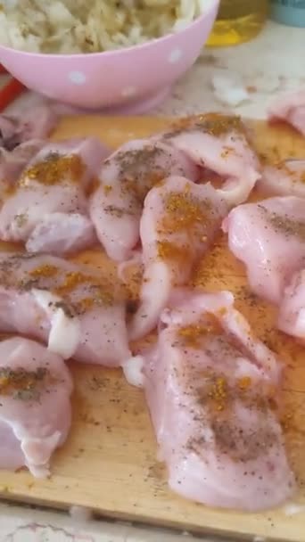 Mutfak Tahtasındaki Baharatlı Çiğ Tavuk Parçaları Taze Yiyecek — Stok video