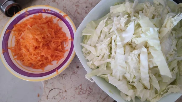 Λευκό Λάχανο Φρέσκο Ψιλοκομμένο Και Καρότα Πιάτα Λαχανικά Τροφίμων Υψηλής — Φωτογραφία Αρχείου