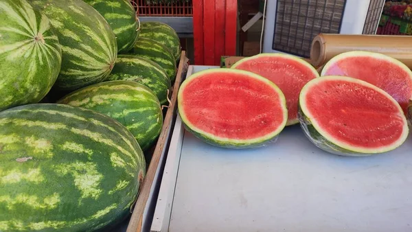 Μεγάλα Πράσινα Κόκκινα Καρπούζια Προς Πώληση Στο Κατάστημα Τρόφιμα Φρούτων — Φωτογραφία Αρχείου