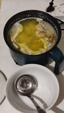 Tavuk suyu çorbası, kâsede sarı çorba, ev yapımı yemek pişirme. Yüksek kalite fotoğraf