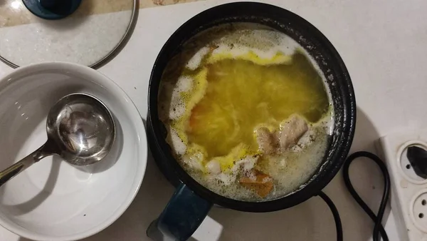 チキンスープ ボウルに黄色いスープ 手作りフードランチ 高品質の写真 — ストック写真