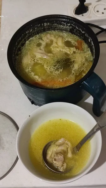 Caldo Pollo Sopa Amarilla Tazón Comida Casera Para Almuerzo Foto — Foto de Stock