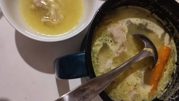 チキンスープ ボウルに黄色いスープ 手作りフードランチ 高品質の写真 — ストック写真