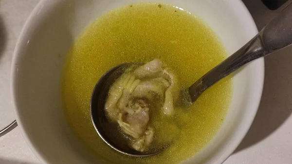 Hühnerbrühe Gelbe Suppe Einer Schüssel Hausgemachtes Mittagessen Hochwertiges Foto — Stockfoto