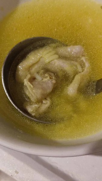 Kaldu Ayam Sup Kuning Dalam Mangkuk Masakan Makan Siang Buatan — Stok Foto