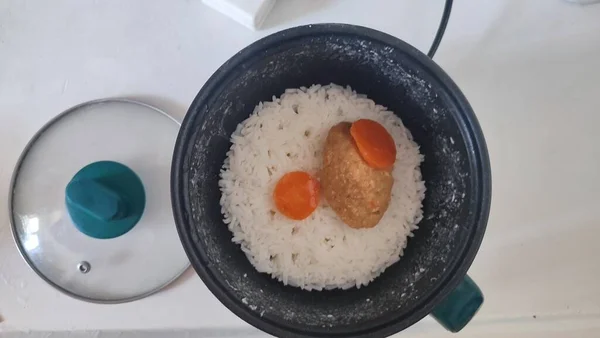 Βραστό Άσπρο Ρύζι Ψαροκροκέτες Καρότο Μαγειρικό Γεύμα Υψηλής Ποιότητας Φωτογραφία — Φωτογραφία Αρχείου