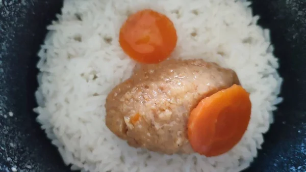 Haşlanmış Beyaz Pirinç Balık Köftesi Havuç Yemeği Öğle Yemeği Pişirme — Stok fotoğraf