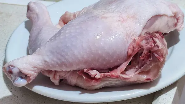 Dada Ayam Dikupas Dalam Mangkuk Logam Makanan Foto Berkualitas Tinggi — Stok Foto