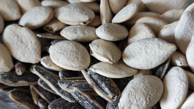 Beyaz ve siyah tohumlar, çerez. Yüksek kalite fotoğraf