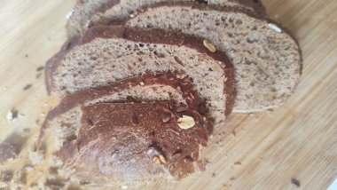 Tahtada kesilmiş siyah ekmek, yiyecek. Yüksek kalite fotoğraf