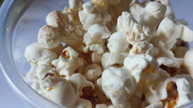 Patlamış mısır. Mısır, atıştırmalık. Yüksek kalite fotoğraf