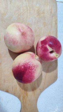 Mutfak tahtasındaki taze şeftali, tatlı. Yüksek kalite fotoğraf