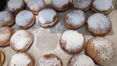 Hamurdan yapılan yuvarlak çörekler pudra şekeri, İsrail hamur işleri, Hanuka bayramı. Yüksek kalite fotoğraf
