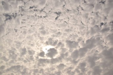 Mavi gökyüzü, beyaz bulutlar doğa manzarası. Yüksek kalite fotoğraf