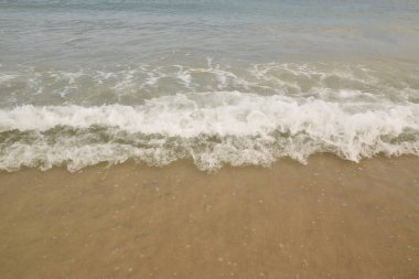 Deniz kıyısı, kum, su dalgaları. Yüksek kalite fotoğraf