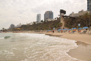 20 Haziran 2023 Netanya Israel, sahil kumu ve deniz suyu Akdeniz, yaz. Yüksek kalite fotoğraf