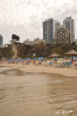 20 Haziran 2023 Netanya Israel, sahil kumu ve deniz suyu Akdeniz, yaz. Yüksek kalite fotoğraf