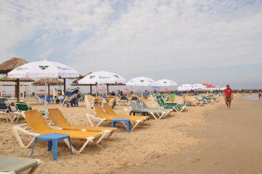 20 Haziran 2023 Netanya Israel, sahil kum ve otel binası, şemsiye yazı. Yüksek kalite fotoğraf