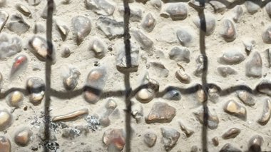 Taş zemin, kafes teli dokusu, malzeme mimarisi inşaat objesi, gölge. Yüksek kalite fotoğraf