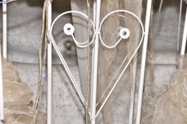 Kalp şeklinde beyaz metal kafes, gamalı haç tasarımı nesneleri. Yüksek kalite fotoğraf